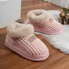 Servicio Popular Transfronterizo de Aplicación de Etiquetas para Zapatos de Algodón de Otoño e Invierno, Pantuflas de Felpa para el Hogar y el Interior para Hombres y Mujeres con Forro de Felpa
