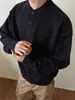 Suéter Henley estilo americano gris para hombre, colección otoño/invierno, casual y elegante, con un look sofisticado, perfecto como capa interior o exterior