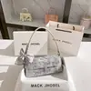 Una generación de nuevo bolso baguette bordado estilo chino 2024 bolso de axila de nicho para el día a día al por mayor