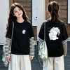 Camiseta de manga comprida com desenho para meninas, conjunto de duas peças de outono, novo estilo 2026, para crianças de tamanho médio e grande, camada base de algodão puro