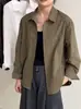 Camisa de manga comprida com colarinho para mulheres, exalando uma vibe sofisticada e luxuosa, que rejuvenesce, estilosa, de corte solto e com um estilo relaxado e sem esforço.. Nova coleção de outono 2026 para mulheres