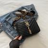 Bolso pequeño rombal de diseño de nicho para mujer, otoño 2024, nuevo bolso bandolera de hombro con cadena a juego de estilo occidental.