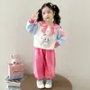 Conjunto Infantil Feminino Primavera e Outono Gola Azul Marinho Fofo Desenho Animado para Bebê Conjunto de Duas Peças 2026 Novo Super Estiloso Roupa Infantil