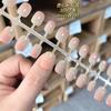 Puntas de los dedos superiores con degradado de polvo de almendras, pegamento de aceite para uñas rociado a mano, uñas prefabricadas reprocesables, arte de uñas