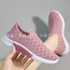 Liquidação de sapatos de tecido de Pequim, sapatos respiráveis para mães, sapatos casuais vintage TK, vendidos a quente no exterior, sapatos de malha macios e antiderrapantes para mulheres, de verão