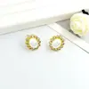 Pendientes de botón de perla retro de lujo ligero, pendientes de diseño de nicho elegantes de alta calidad, pendientes de botón retro barrocos de estilo antiguo para mujer