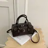 Bolso tejido de patrón cuidadosamente seleccionado para mujer, bolso de hombro de PU de color liso fresco, bolso cruzado versátil y simple con colgante para el verano 2026