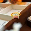 Anillo de Mujer Estilo Lujo Ligero Vintage Retro Nicho Gama Alta Dorado Arena Microincrustado Moño Rosa Melocotón, Regalo para Novia