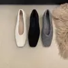 Sapatos baixos cinzas elegantes de bico quadrado estilo francês com pelo para mulheres, novidades outono e inverno 2026, slip-on nicho retrô sapatos de uso diário