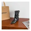 Botas marrons de couro macio com salto grosso, que aumentam a altura, com design de fivela de cinto, bico fino estilo western, botas de cano alto acima do joelho para mulheres