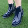 Fabricantes de sapatos de água atacado PVC moda elástico de salto médio tubo curto superfície brilhante acolchoado quente Liner resistente ao desgaste sapatos de chuva antiderrapantes