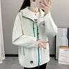 Jaqueta Feminina Outono/Inverno 2025 Corta-vento Impermeável Fashion Versátil Jaqueta Corta-vento para Casal Jaqueta para Caminhada ao Ar Livre Viagem