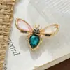 Broche de Abelha Elegante e Simples, Liga com Strass, Broche de Abelha de Luxo para Mulheres, Decoração de Terno e Casaco de Alta Qualidade, Broche Anti-Exposição