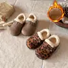 Sandálias Birkenstock de Pelúcia Estilo Coreano para Crianças 2026 Outono/Inverno Nova Moda Versátil Confortável Estampa de Leopardo Sapatos de Algodão para Exterior para Meninas