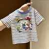 Camiseta Infantil 100% Algodão Verão Listrada Manga Curta 2026 Novo Estilo Desenho Animado Fofa Gola Redonda Moderna Top Camiseta para Meninos e Meninas