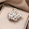 Em estoque 2025 nova moda liga diamante broche alto senso atacado cisne corsage fabricantes de origem cristal retrô