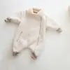 Ropa de exterior para bebés y niñas de 0 a 2 años, nuevo mameluco para bebé, traje cálido de invierno y otoño para gatear, ropa moderna para niños pequeños