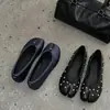 Zapatos retro de pezuña de cerdo con punta dividida para mujer, nuevo modelo 2026, planos sin cordones de punta baja con tachuelas, zapatos Mary Jane, tallas 34-42
