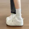 Tênis de alta qualidade com sola grossa para mulheres, nova coleção outono 2026, sapatos brancos de sola macia, tênis versáteis para estudantes, treino alemão