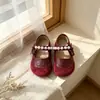 Sapatos de couro para meninas, nova coleção primavera/outono 2026, sapatos de princesa infantis com sola macia e pérolas, estilosos e antiderrapantes, versáteis para o dia a dia