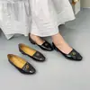 Novos Sapatos Femininos de Couro Verão 2024 Retro Pele de Ovelha Camélia Fivela de Metal Boca Rasa Salto Grosso Baixo Salto