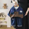 Conjunto de Tres Piezas para Niños de Primavera y Otoño: Chaqueta con Bloques de Color y Solapa, Camisa Base con Estampado de Letras y Pantalones de Mezclilla, Directo del Fabricante