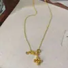 Collar de Flor de Cuatro Hojas Hueca para Mujer, Cadena de Suéter de Otoño e Invierno, Cadena Clavicular de Lujo Ligero de Nicho, Accesorio de Cuello de Moda y Versátil
