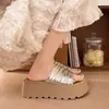 Sapatos de Plataforma Confortáveis com Sola Grossa Única Plissados de Outono para Mulheres 2026 Design Desgastado Tira Larga Listrada para Pessoas Preguiçosas Sandálias de Uso Externo