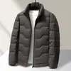 Chaqueta de Plumón para Hombre 2026 Otoño/Invierno Tejida Cuello Alto Versión con Cremallera Juvenil Negocios Casual Cálido Abrigo Corto de Plumón