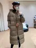 Chaqueta de plumón con capucha de alta gama transfronteriza con cintas para mujer, moda de invierno 2025, abrigo grueso para pareja hasta la rodilla, popular