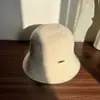 Sombrero de pescador de cubo cálido y versátil para otoño e invierno para mujer, diseño simple con logo metálico, sombrero de pescador de piel sintética de visón que hace que la cara se vea más pequeña