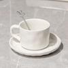 Taza de café de lujo ligera, juego de té de la tarde de estilo europeo exquisito de alta gama, diseño de taza y platillo de cerámica de alto valor para mujer.