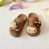 Sandálias chinelo fofas com tema de gato de desenho animado para bebês e crianças pequenas, novo estilo 2026, sandálias de uso externo estilo Birkenstock, meio chinelos antiderrapantes para meninas