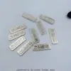 Desarrollo de Etiquetas Pequeñas para Vajilla, Producción y Procesamiento Personalizado Lote Logo Metálico Repujado en Latón Señal Metálica Fondo Mate Personalización