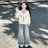 Conjunto perezoso de estilo coreano para niñas para primavera y otoño: sudadera de cuello alto a la moda y jeans de moda con estampado de estrellas, un conjunto de dos piezas