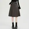 Foto real de falda de mujer de cuero PU negro, nuevo modelo otoño 2026, de cintura alta, adelgazante, corte holgado, elegante falda de paraguas línea A, falda midi