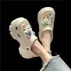 Zuecos de diseño floral con suela gruesa para mujer, sandalias de punta cerrada, nuevas de moda de verano antideslizantes 2026 estilo playa con aumento de altura