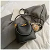 Bolso Pequeño Retro de Gama Alta para Mujer 2025 Nueva Moda Versátil Bolso Cruzado Exquisito Bolso de Hombro Único Bolso Cubo