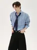 Camisa de Manga Larga Holgada a Rayas Azules para Hombre, Nuevo Estilo Primavera y Otoño, Diseño Único con Corbata Desmontable, Camisa con Estampado de Árboles
