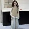 Conjunto de Chaleco para Niñas Otoño y Primavera Nuevo Estilo Niños Medianos y Grandes Cuello Redondo Manga Larga Camiseta Básica Pantalones de Pierna Ancha de Mezclilla con Encaje Conjunto de Tres Piezas