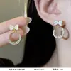 Versão coreana estilo TikTok de brincos de pérola populares para mulheres, luxo leve com sensação de alta qualidade, brincos versáteis de nicho, acessórios de orelha elegantes e modernos