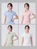 Ropa de yoga para mujer: Camisa polo deportiva de moda con media cremallera y un cuello que realza el escote, adecuada tanto para actividades atléticas como para el uso diario, con un diseño simple y elegante