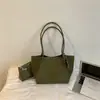 Bolso Tote de Gran Capacidad con Textura Tejida de Moda Casual Versátil para Viajes Diarios Bolso de Hombro Único Bolso de Axila Elegante de Nicho Moderno