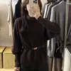 Suéter de tricô vintage estilo francês de gola alta e mangas compridas com cinto nas cores preto, café e aveia com padrão ondulado