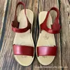 Sandalias para madre de mediana edad mujer Verano nueva moda planas antideslizantes resistentes al desgaste sandalias para mediana edad y ancianos
