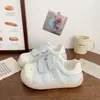 Zapatos de tablero transpirables con agujeros redondos, doble velcro, cabeza de concha, para mujer, nuevos 2026, para estudiantes perezosos, para ir al trabajo, versátiles, zapatos blancos