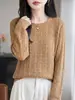 Nuevo Top de Punto Calado de Cuello Redondo para Mujer de Otoño Temprano Textura de Punto Fino Transpirable Elástico Versátil Se Puede Usar Solo o en Capas