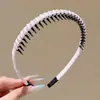 Cor de café com leite tecido plissado presilha de cabelo dentada design de dentes antiderrapante acessório de cabelo feminino suave para combinar em ambientes externos