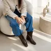 Botas de cano médio com bico quadrado, que aumentam a altura, minimalistas e da moda para mulheres, nova moda outono e inverno 2026, botas curtas versáteis