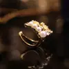 Ear Cuff de Flor de Zirconia y Perla Electrochapado en Oro Real de 14K, Aretes Sencillos y Elegantes con un Toque de Lujo Ligero y de Alta Gama